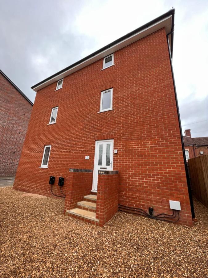 Superb Modern Flat In Northampton, Parking &Ev Apartment ภายนอก รูปภาพ