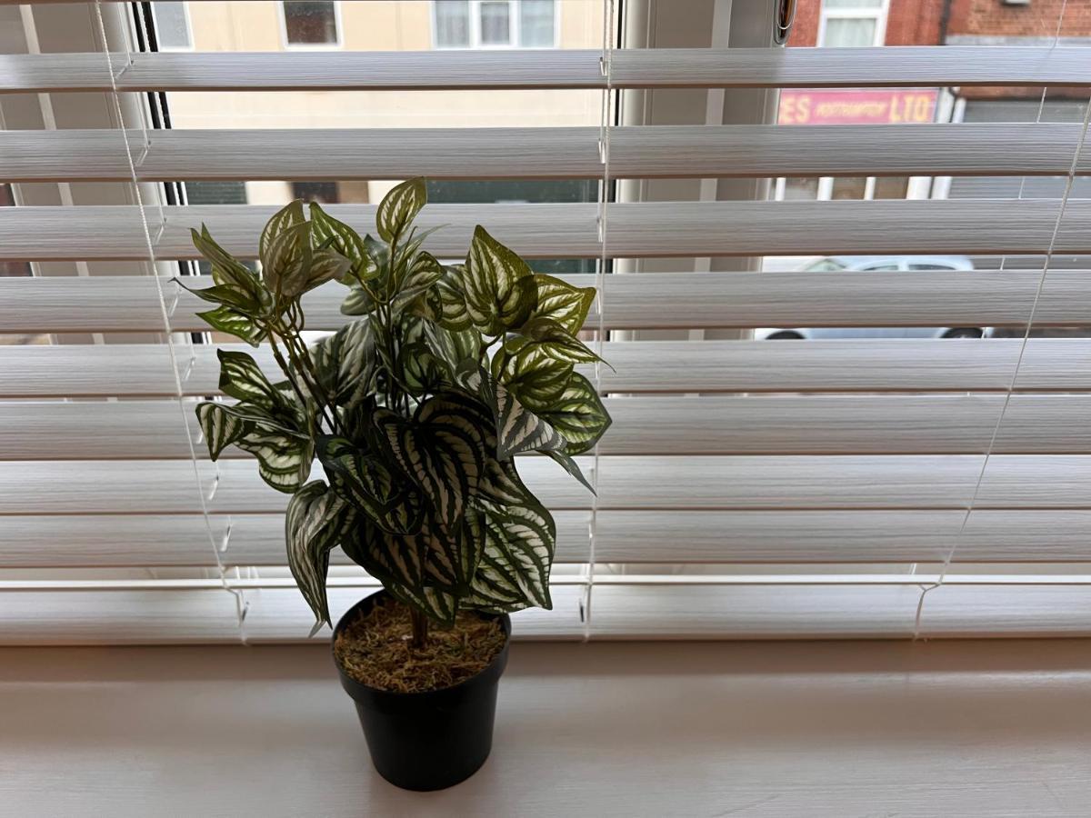 Superb Modern Flat In Northampton, Parking &Ev Apartment ภายนอก รูปภาพ